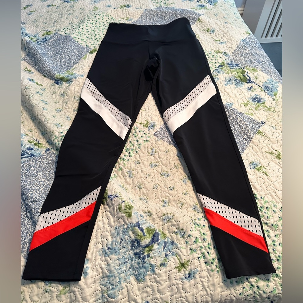 NWOT Onzie Flow leggings size M/L - unique details